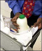 Shopper packs bags