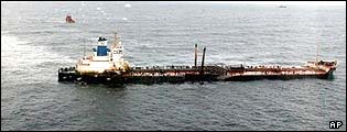 The Prestige leaks oil out into the sea