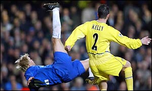 Eidur Gudjohnsen scores Chelsea's equaliser