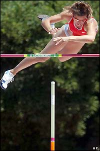 Stacy Dragila makes her winning jump in the pole vault