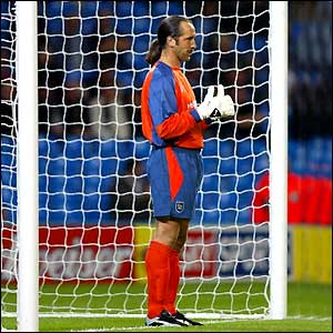 Manchester City goalkeeper David Seaman gives the thumbs up