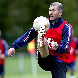 France's Zinedine Zidane trains for the Euro 2004 match against Israel