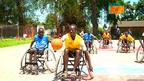 Adolescentes juegan al basquet en silla de ruedas en Gulu, Uganda.