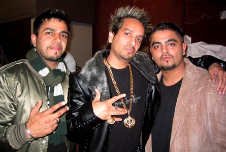 Juggy D, Jazzy B and Rishi Rich hang out backstage 
