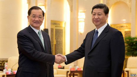 習近平(右)與連戰在會面開始前握手(中新社圖片25/2/2013)