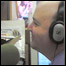 Benjamin Reed em frente aos microfones da rádio La Fantástica AM