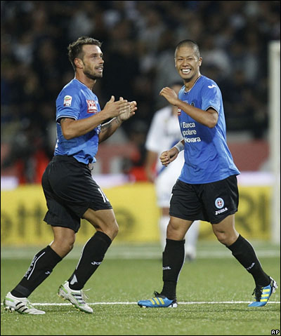 Medicampo del Novara, Marco Rigoni, celebra junto a Takayuki Morimoto