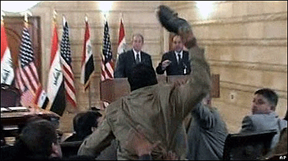 Người phóng viên ném giày vào ông Bush