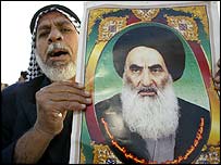 Iraquiano segura foto do aiatolá Ali al-Sistani