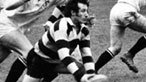 Gareth Edwards yn chwarae yn y 70au cynnar