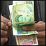 مرد در حال شمارش پول