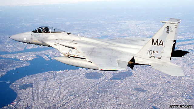 Нью-Йорк осмонида F-15 қирувчи учоғи