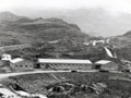 Swyddfeydd y safle lle mae'r Ganolfan Heidro heddiw. Sylwch ar raeadr Tyn Pistyll. Hydref 25, 1957.
