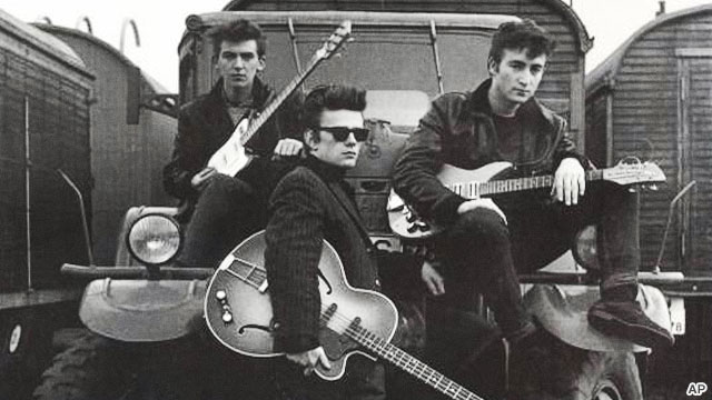 George Harrison, Stuart Sutcliffe và John Lennon. 