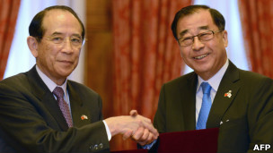 台湾亚东关系协会会长廖了以(右)与日本交流协会会长大桥光夫