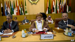 يوسف بن علوي (وسط) وعمرو موسى
