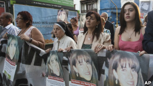 Susana (centro) e sua neta, em passeata no dia 8 por punição pelo caso Marita Verón (AP)