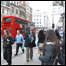 Imigrante brasileira distribui panfletos no centro de Londres. Foto: Néli Pereira. 