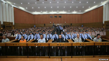 湄公河命案糯康(右一)等六人在昆明市中级法院受审(新华社图片20/9/2012)