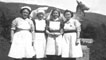 Staff yn cael llun o flaen y cerflun. (Tua 1949)