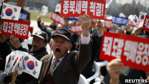 韩国反朝鲜民众在首尔广场纪念天安舰被击沉三周年集会上喊口号(26/3/2013)