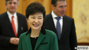 朴瑾惠在首尔青瓦台接见北约秘书长拉斯穆森(12/4/2013)