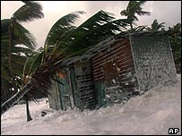 Casa é inundada pelo mar em Honduras, em 1998