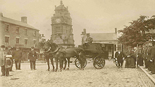 Sgwâr y Dref c.1900 (Llun:Roger Edwards)