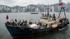 香港逾百人迎接「啟豐二號」靠岸