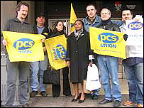 _40478969_strikingcivilservants203.jpg