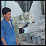 کارگر افغان در يک کارخانه در کابل