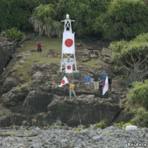 日本右翼人士登上釣魚島展示國旗