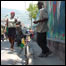 Garoto passeia com bandeira do Brasil na bicicleta