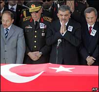 Líderes turcos em setembro de 2006 no funeral de soldado que morreu em confronto com o PKK