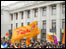 Opoziční demonstranti před parlamentem