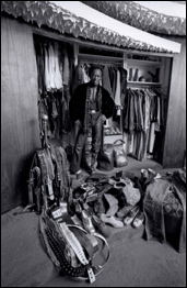 Miles Davis em sua casa, na rua 77, em Nova York, 1971/ (c) Anthony Barboza