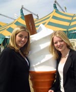 Mirain Haf a Fflur Wyn - cyntaf - ensemble o Sioe Gerdd