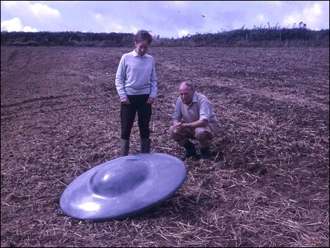 Dick and Mary Jennings examine the saucer. Photo copyright: John Keeling 2007. 