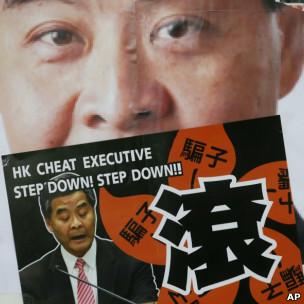 香港泛民主派支持者在立法会门外展示要求梁振英下台的标语牌(9/1/2013)