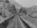 Clogwyn daniel ar y dde. Cafodd ei chwalu ar gyfer ffordd fynedfa i'r pwerdy. Llwybr gwreiddiol Rheilffordd Ffestiniog.