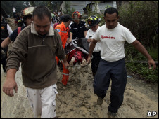 Socorristas cargan uno de los muertos producidos por Agatha