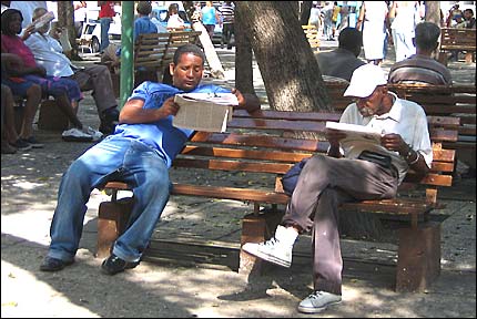Cubanos leyendo el periódico (Foto: Raquel Pérez)