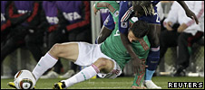Un jugador mexicano lucha por el balón...