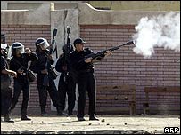 پولیس نے آنسو گیس کا استعمال کیا