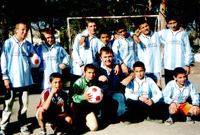 Dylan Llewellyn &acirc; rhai o blant Orphanage#1 yn Baku