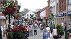 Sráid i Lios na gCearrbhach / A Street in Lisburn