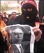 Palestinci pálili portréty Collina Powella