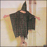 Prisioneiro encapuzado na prisão de Abu Ghraib