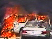 Veículos em chamas após explosão de carro-bomba em Bagdá