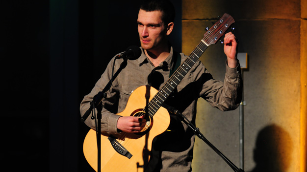 Ewan McLennan live at Pacific Quay. Photo by Sean Purser.